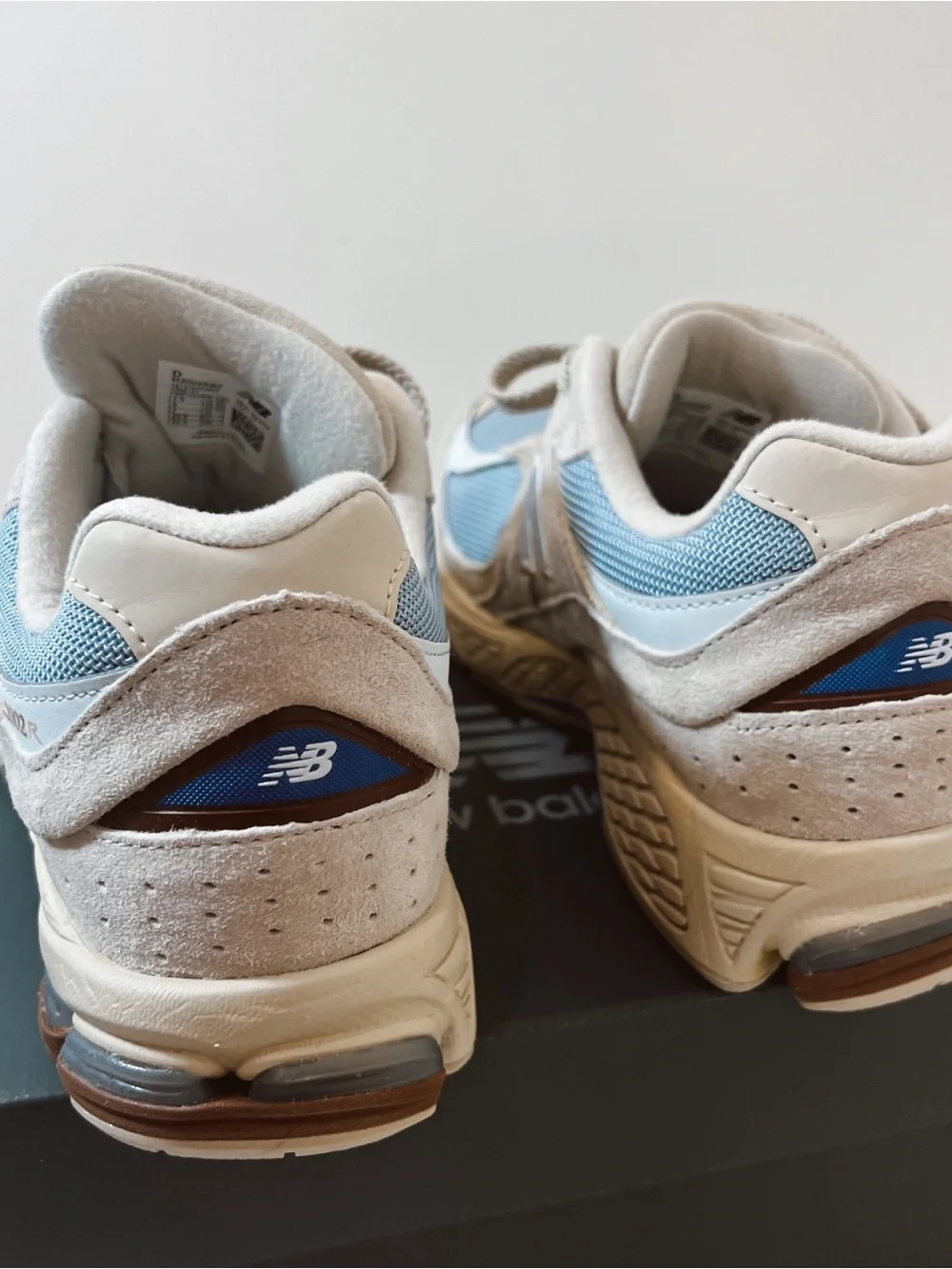 New in Box New Balance Unisex 2002R Sneakers - Picture 4 of 10